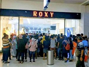 Viral Membludaknya Pengunjung Roxy Jember, Polisi Turun Tangan Viral Membludaknya Pengunjung Roxy Jember, Polisi Turun Tangan