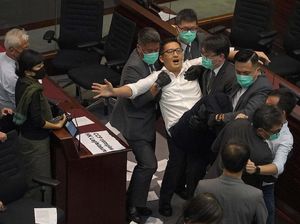 Anggota Parlemen Hong Kong Baku Hantam Lagi di Tengah Rapat