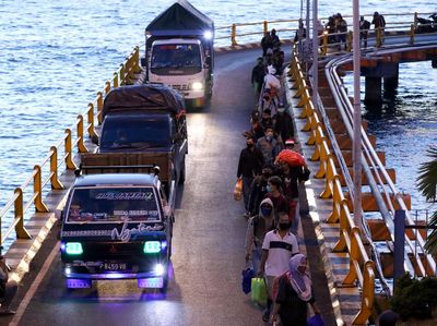 Pemudik di Pelabuhan Ketapang Banyuwangi Membludak