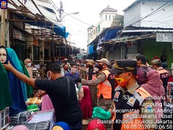 Camat soal Pasar Tanah Abang Ramai: Ruwet, 80% Pedagang-Pembeli Luar DKI