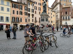 Italia Longgarkan Lockdown, Bisnis Tak Bisa Menunggu Sampai Vaksin Ditemukan