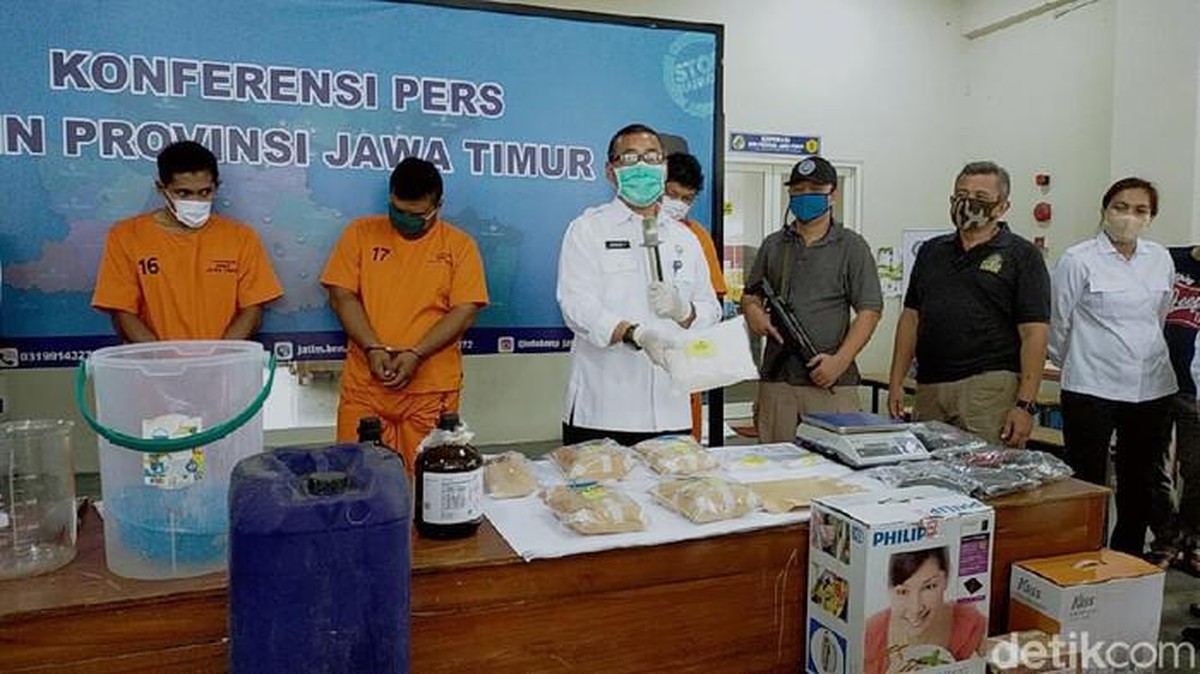 BNNP Jatim menangkap eks pesepakbola dan pemain Liga 2 pengedar sabu. (Foto: detikcom/Deni Prastyo Utomo)