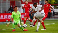 Bundesliga merupakan liga top Eropa yang nekat gelar pertandingan meski negaranya memiliki 177 ribu kasus COVID-19.