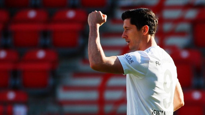 BERLIN, GERMANY - MAY 17: Robert Lewandowski of Bayern Munich celebrates scoring their first goal during the Bundesliga match between 1. FC Union Berlin and FC Bayern Muenchen at Stadion An der Alten Foersterei on May 17, 2020 in Berlin, Germany. The Bundesliga and Second Bundesliga is the first professional league to resume the season after the nationwide lockdown due to the ongoing Coronavirus (COVID-19) pandemic. All matches until the end of the season will be played behind closed doors. (Photo by Hannibal Hanschke/Pool via Getty Images)