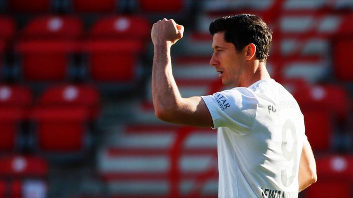 Robert Lewandowski BERLIN, GERMANY - MAY 17: Robert Lewandowski of Bayern Munich celebrates scoring their first goal during the Bundesliga match between 1. FC Union Berlin and FC Bayern Muenchen at Stadion An der Alten Foersterei on May 17, 2020 in Berlin, Germany. The Bundesliga and Second Bundesliga is the first professional league to resume the season after the nationwide lockdown due to the ongoing Coronavirus (COVID-19) pandemic. All matches until the end of the season will be played behind closed doors. (Photo by Hannibal Hanschke/Pool via Getty Images)
