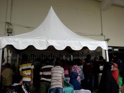 Warga Berkerumun Demi Dapat Sembako di Pasar Murah Medan