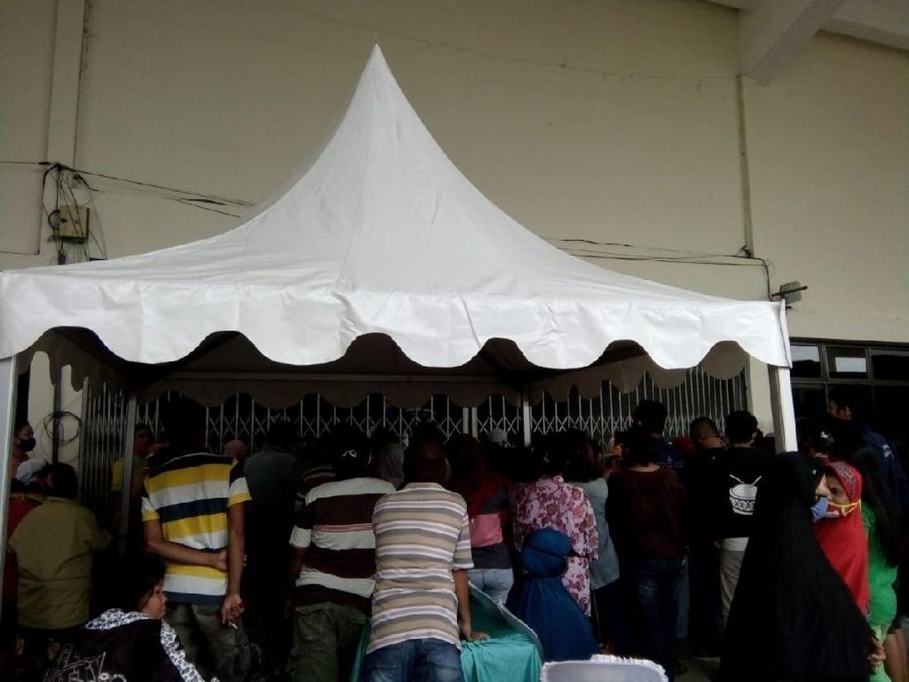 Warga Berkerumun Demi Dapat Sembako di Pasar Murah Medan Warga Berkerumun Demi Dapat Sembako di Pasar Murah Medan