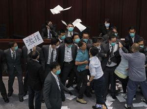 3 Eks Anggota Parlemen Hong Kong Ditangkap Atas Pelemparan Cairan Busuk 3 Eks Anggota Parlemen Hong Kong Ditangkap Atas Pelemparan Cairan Busuk