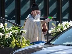 Viral, Foto Pastur Pakai Pistol Air Mainan untuk Memberkati saat Pandemi