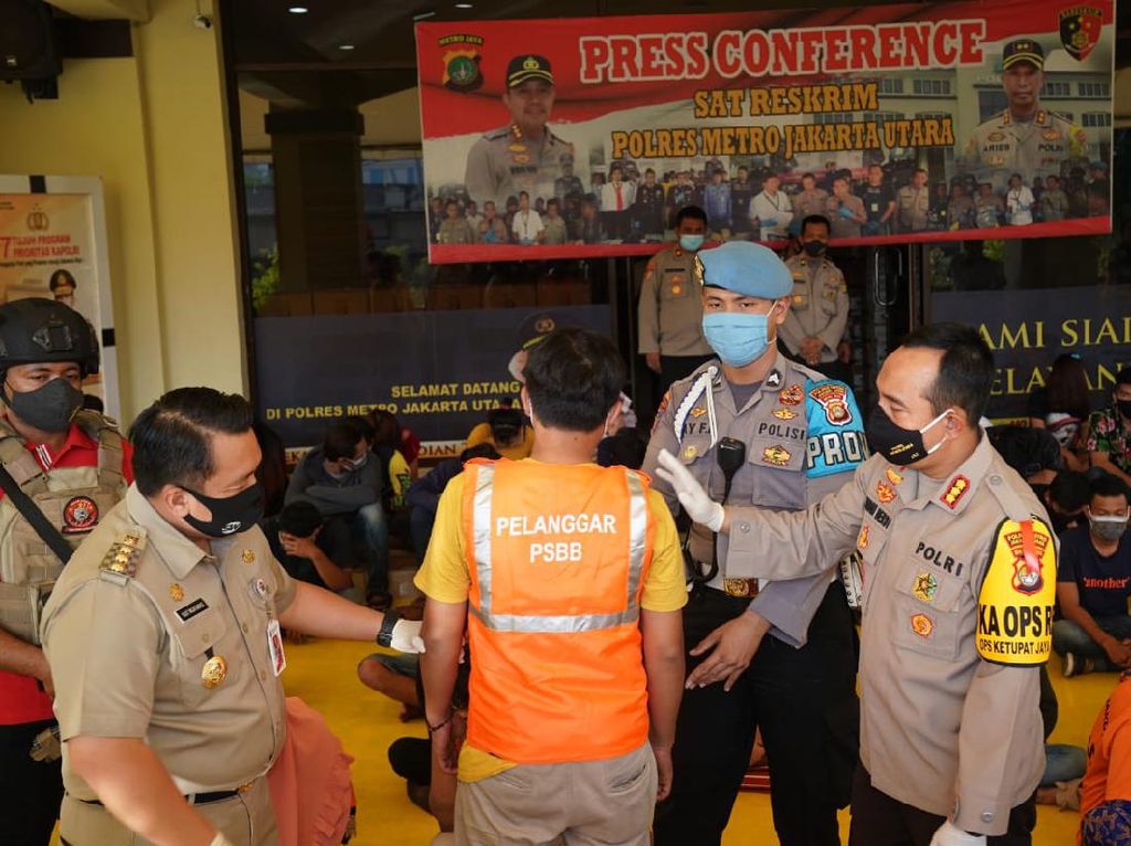 Ratusan Orang di Kafe Jakut yang Langgar PSBB Dikenai Sanksi Sosial Ratusan Orang di Kafe Jakut yang Langgar PSBB Dikenai Sanksi Sosial