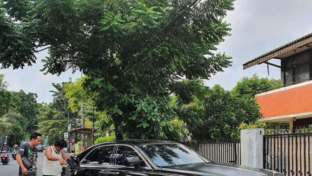 Ini Rolls-Royce Raffi Ahmad yang Diisi Bensin Eceran dan Dipakai Jemur Kasur Denny Cagur
