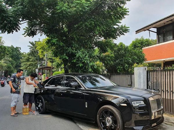 Ini Rolls-Royce Raffi Ahmad yang Diisi Bensin Eceran dan Dipakai Jemur Kasur Denny Cagur