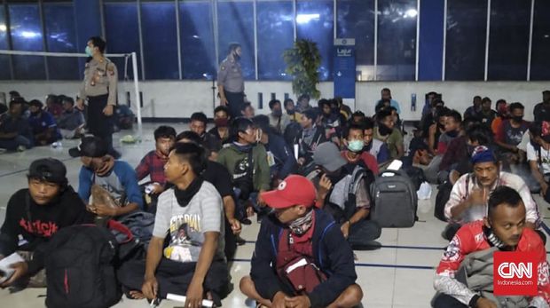 Cilegon (18/05) Sebanyak 861 orang disebrangkan dari Pelabuhan Bakauheni, Lampung, dan berhasil bersandar di Pelabuhan Merak, Kota Cilegon, Banten. Mereka kemudian ditampung di lantai dua Terminal Terpadu Merak (TTM) yang berjarak sekitar 500 meter dari pelabuhan di ujung barat Pulau Jawa itu.