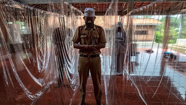 Saf Salat Bersekat Plastik