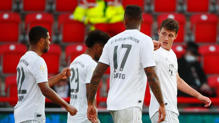 BERLIN, GERMANY - MAY 17: Benjamin Pavard of Bayern Munich celebrates scoring their second goal with teammates during the Bundesliga match between 1. FC Union Berlin and FC Bayern Muenchen at Stadion An der Alten Foersterei on May 17, 2020 in Berlin, Germany. The Bundesliga and Second Bundesliga is the first professional league to resume the season after the nationwide lockdown due to the ongoing Coronavirus (COVID-19) pandemic. All matches until the end of the season will be played behind closed doors. (Photo by Hannibal Hanschke/Pool via Getty Images)