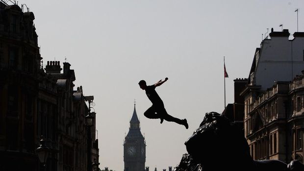 Potret Menantang Atlet Parkour saat Beraksi, Bikin Deg-degan!Parkour merupakan olahraga yang menantang keberanian, berbekal tangan kosong para atlet parkour ini lompat dari satu gedung ke gedung lainnya yuk liat aksi-aksinya.