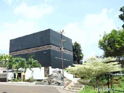 Melihat Megahnya Masjid Ath-Thoyyibah di Subang Berbentuk Kabah