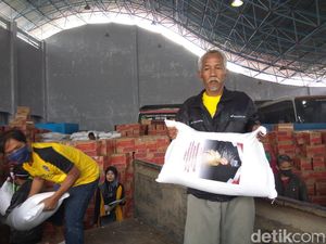 Paket Bansos Cimahi Mulai Disalurkan, 20 Kg Beras dan Satu Dus Mi Instan Paket Bansos Cimahi Mulai Disalurkan, 20 Kg Beras dan Satu Dus Mi Instan