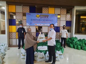 Brantas Abipraya Bagikan 4.000 Paket Sembako ke Warga Jabodetabek Brantas Abipraya Bagikan 4.000 Paket Sembako ke Warga Jabodetabek