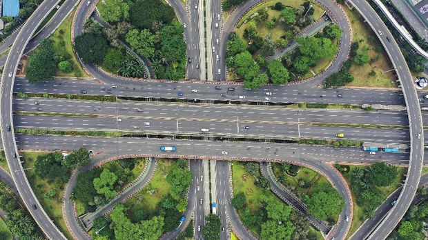 Melihat Jakarta Dari Atas Saat Pandemi Foto udara Simpang Susun Semanggi saat diberlakukan PSBB di Jakarta, Jumat (27/3/2020). ANTARA FOTO/Galih Pradipta