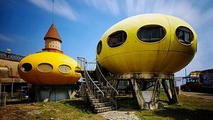 Ini Resor Berbentuk UFO di Taiwan yang Kini Jadi Kota Mati
