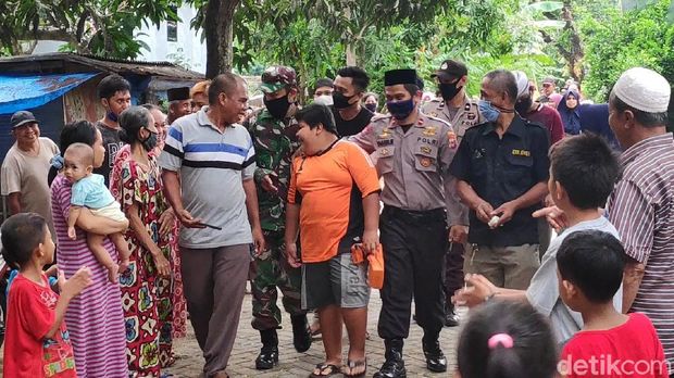 Warga ramai beri dukungan ke RZ bocah penjual jalangkote korban bully di Pangkep, Sulsel.