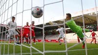 Striker asal Polandia itu mengemas 26 gol di Bundesliga, 11 di Liga Champions, dan tiga di DFB-Pokal.