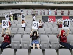 Penonton Bola di Stadion: Kardus, Boneka Seks, Teddy Bear