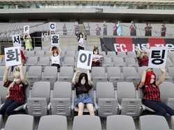Penonton Bola di Stadion: Kardus, Boneka Seks, Teddy Bear