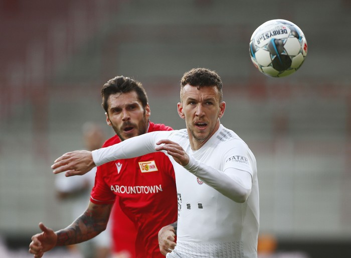 Bundesliga Start Lagi, Lewandowski Cetak Gol Kembali Striker Bayern Munich, Robert Lewandowski kembali mencetak gol setelah liga terhenti selama dua bulan. Ia berhasil membawa timnya menang dalam pertandingan itu.