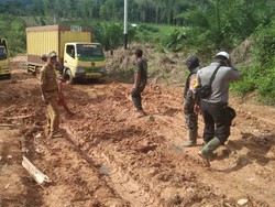 Jalan Penghubung Riau-Sumbar di Rohul Rusak Parah Bak Kubangan Lumpur