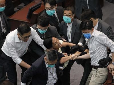 Keributan Pecah di Parlemen Hong Kong