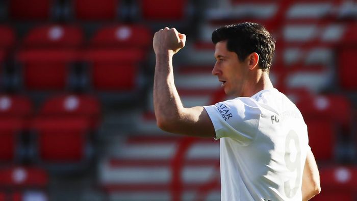 Bundesliga Start Lagi, Lewandowski Cetak Gol Kembali Striker Bayern Munich, Robert Lewandowski kembali mencetak gol setelah liga terhenti selama dua bulan. Ia berhasil membawa timnya menang dalam pertandingan itu.