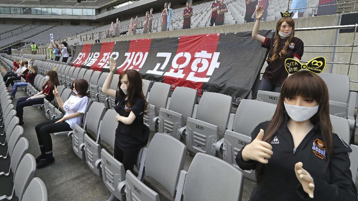 FC Seoul memicu kontroversi dengan memasang boneka seks di tribun penonton. (Foto: Ryu Young-suk/AP Photo)