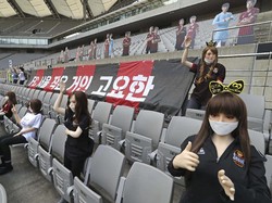 Heboh Boneka Seks Jadi Suporter di Stadion