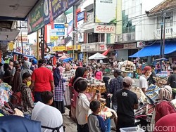 Video Warga Garut Berdesakan Berburu Baju Lebaran