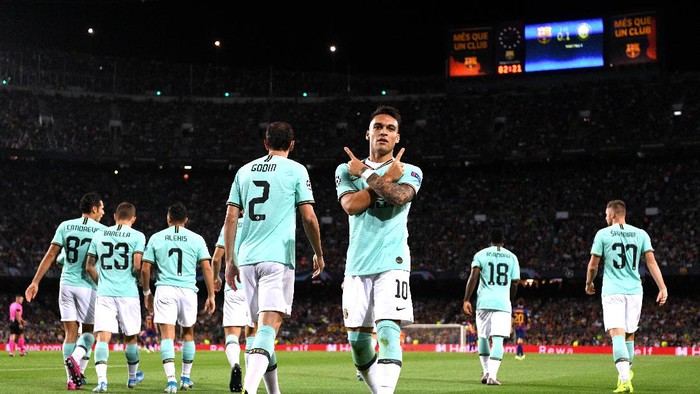 BARCELONA, SPAIN - OCTOBER 02: Lautaro Martinez of Inter Milan celebrates after he scores his sides first goal during the UEFA Champions League group F match between FC Barcelona and FC Internazionale at Camp Nou on October 02, 2019 in Barcelona, Spain. (Photo by Alex Caparros/Getty Images)