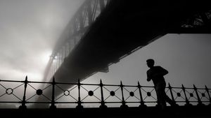 Pesona Sydney Harbour Bridge Berselimut Kabut Tebal