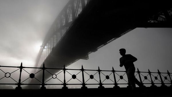 Pesona Sydney Harbour Bridge Berselimut Kabut Tebal