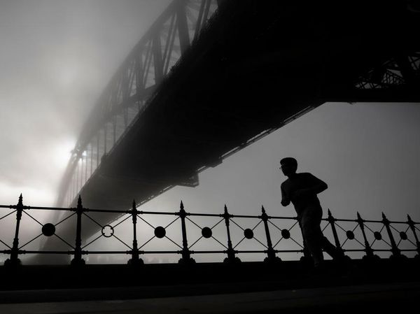 Pesona Sydney Harbour Bridge Berselimut Kabut Tebal