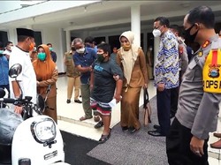 Bocah Penjual Jalangkote Korban Bully Dapat Hadiah Motor Listrik