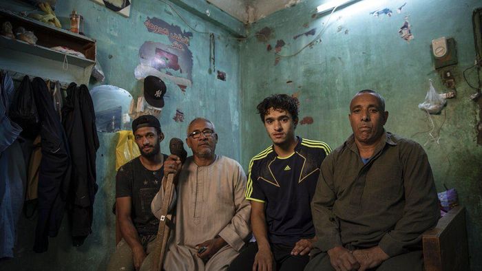 Mahrous Mahmoud merupakan pemain sepakbola profesional divisi kedua dari klub Beni Suef. Ketika pandemi merebak, Mahmoud terpaksa beralih profesi menjadi kuli bangunan.