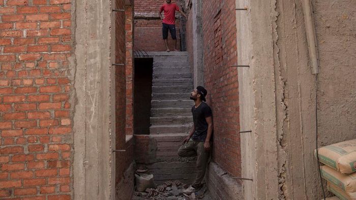Mahrous Mahmoud merupakan pemain sepakbola profesional divisi kedua dari klub Beni Suef. Ketika pandemi merebak, Mahmoud terpaksa beralih profesi menjadi kuli bangunan.