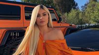 Foto di SIM Saja Cantik, Ini Gaya Kylie Jenner dengan Mobil Mewahnya