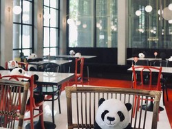 Cara Baru Jaga Jarak di Restoran: Makan Bareng Boneka Panda