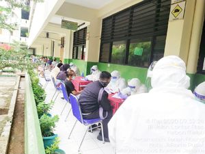 143 Warga Kebon Melati Jakpus Jalani Rapid Test, 14 Orang Reaktif Corona 143 Warga Kebon Melati Jakpus Jalani Rapid Test, 14 Orang Reaktif Corona