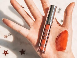 Rekomendasi 7 Lip Gloss Brand Lokal yang Bikin Wajah Segar di Hari Lebaran
