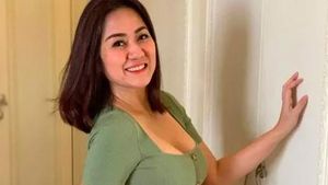 Yuk Lihat Foto Liburan Tante Erni yang Memikat Mata