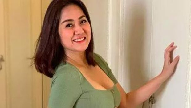 Tante Ernie si Tante Pemersatu Bangsa Juga Difollow & Dicentilin Hotman