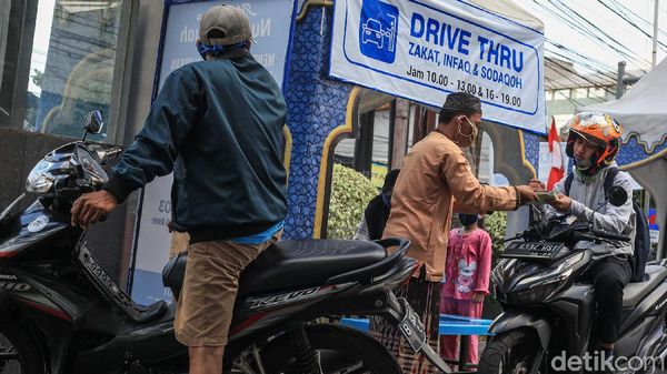 Tanah Kusir Berlakukan Zakat Fitrah Secara Drive Thru